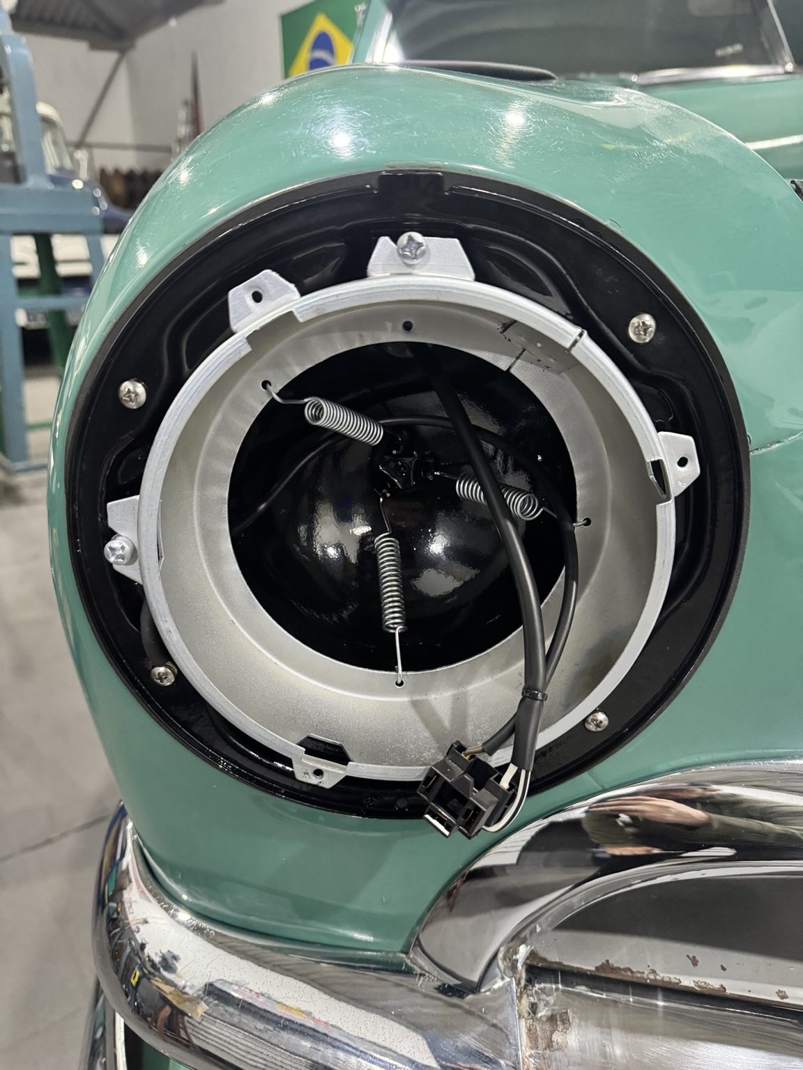 Assembly installed in a classic vehicle